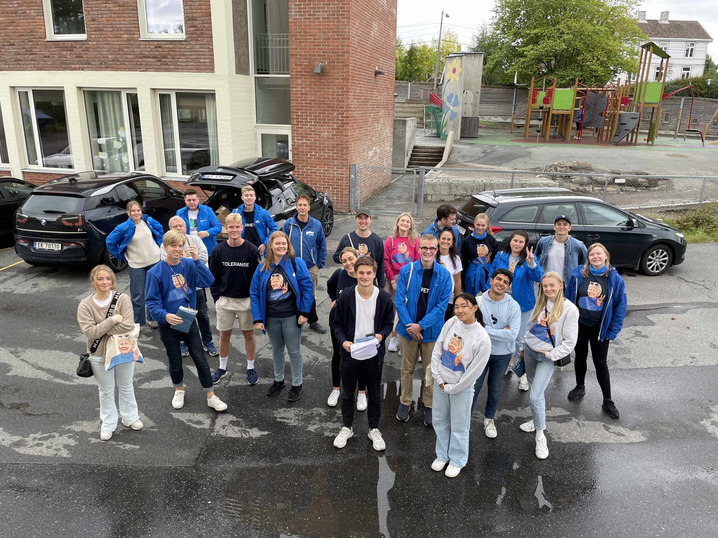 Unge Høyre på husbesøk i Bærum.